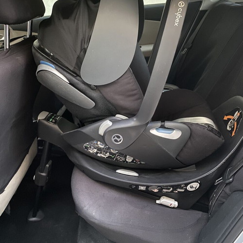 CYBEX Z i-Size baby car seat with ISOFIX base