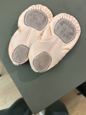 Ballet slippers size 25 like new, pink unworn