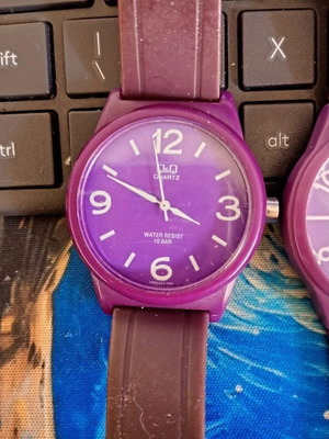 Q&Q VR28J018Y analog quartz watch like new with purple case and rubber strap