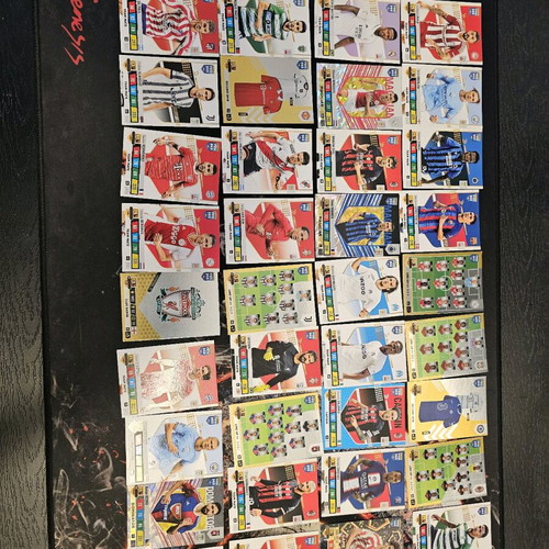 Panini FIFA 365 (2023) μεταχειρισμένα αυτοκόλλητα, 123 τεμάχια