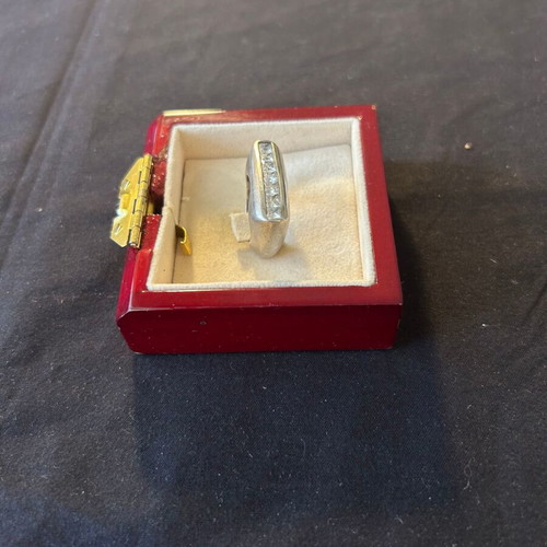 Silver 925 ring with white stones like new