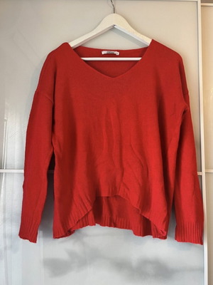 Red wide pullover with V neck like new, size medium
