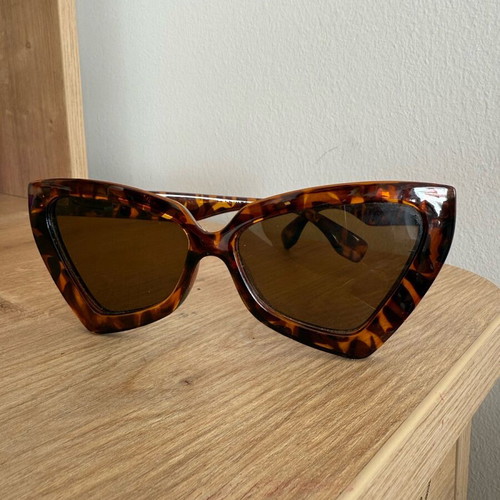 Women's sunglasses with small scratch, like new