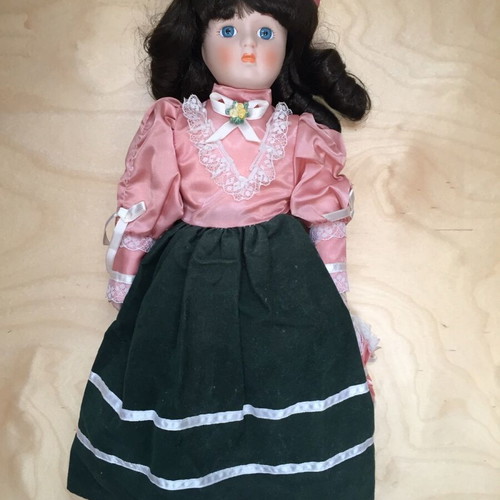 Heritage Mint porcelain doll like new