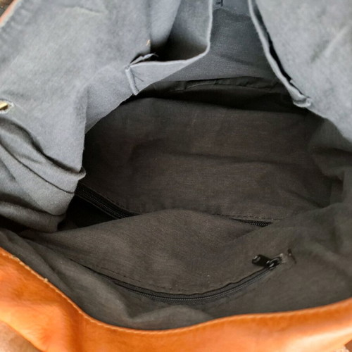 Leather shoulder bag used, orange color with multiple pockets