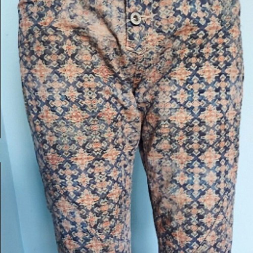 Please jeans used with floral print and leather emblem