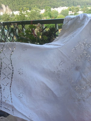 Handmade cutwork tablecloth 80×80 like new, cotton-linen
