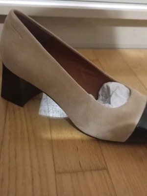 Vagabond leather pumps beige suede and black patent, new, size 40