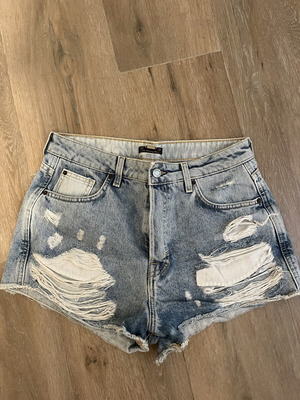 Denim σορτς Pull & Bear σαν καινούργιο, μπλε με σκισίματα, μέγεθος M