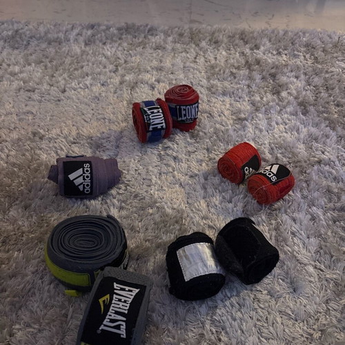 Leone fighter life gloves 12OZ like new with free wraps