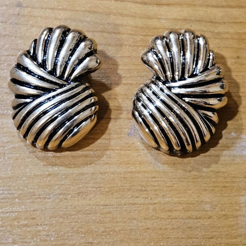 Metal earrings like new with ridges gold-colored