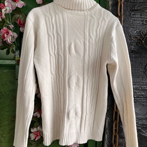 Women's wool turtleneck sweater white like new, size M-L