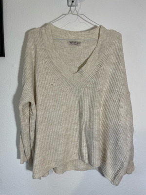 Stradivarius knitted sweater used, beige, size Medium