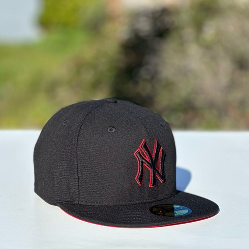 New Era hat new, size 57.7, black and red
