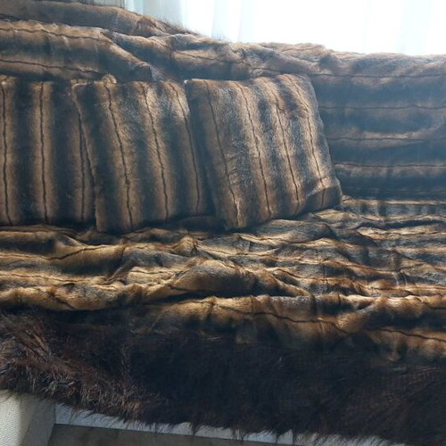 Throw with 4 pillows new, synthetic fur