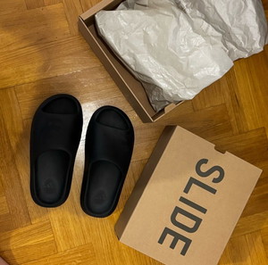 Yeezy slide onyx