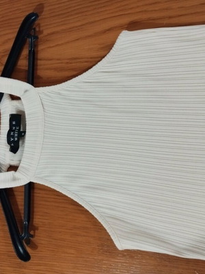 Τοπ κρεμ αμάνικο Lynne σαν καινούργιο, μέγεθος M