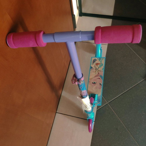 Frozen scooter with 2 wheels and adjustable handlebar, new