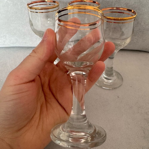 Set of 4 small liqueur glasses with gold rim like new, vintage
