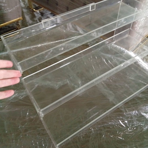 Plexiglass shelves set of 2 like new, ideal for store display