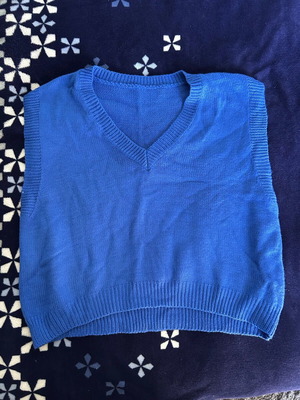 Knitted V shape top new, size L, blue