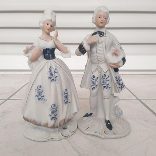 Decorative plaster figurine couple like new