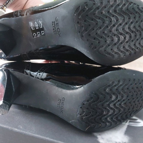 Geox patent leather Oxford shoes size 38 with 9cm heels like new