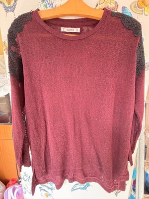 Women's long sleeve blouse used burgundy with lace shoulders, size S
