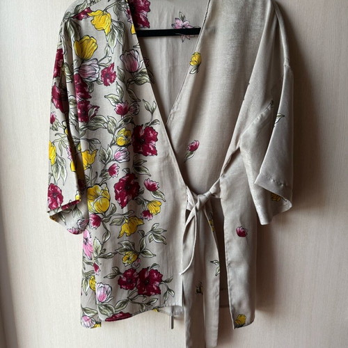 Zara short kimono size M like new, floral beige and red