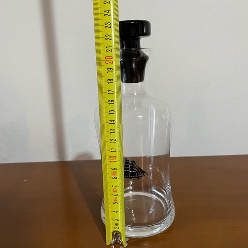 Cutty Sark glass bottle like new, 750ml capacity with small stopper crack