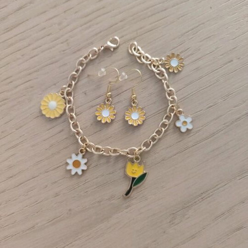 Bracelet and earrings set like new, yellow