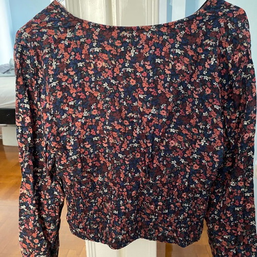 Floral shirt top Pull & Bear like new, size L, red multicolor
