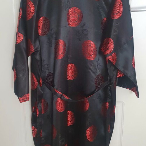 Silk robe with Chinese designs like new, sizes M to XL