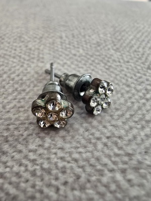 Floral stud earrings with rhinestones vintage style