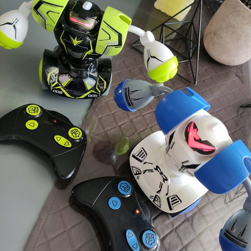 Electronic set 2 Robo Kombat robots used with sounds and movements