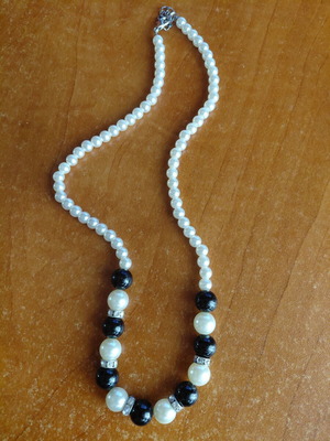 Necklace with white and black pearls new