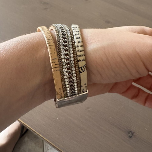 Bracelet leather and chain with magnetic clasp like new
