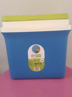 Gio Style 32L cooler box like new with 2 ice packs gift