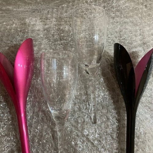Moët & Chandon champagne glasses set of 2, like new, tulip shape pink and black