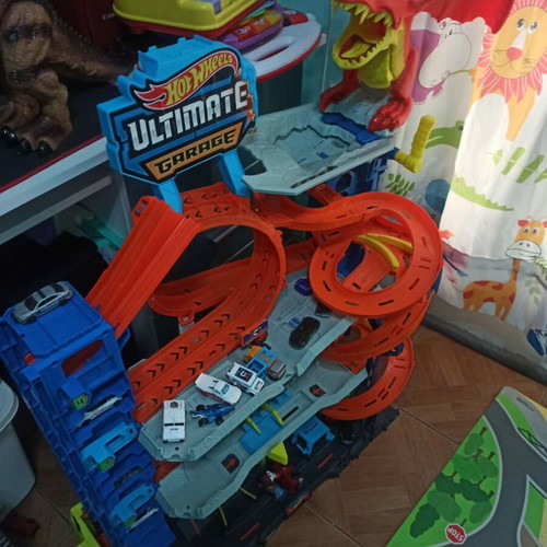 Hot Wheels Ultimate Garage like new