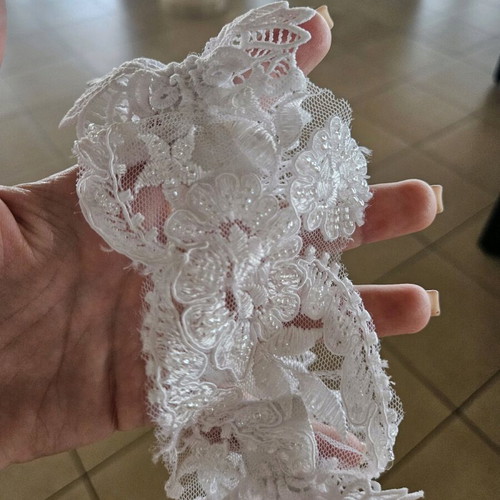 Wedding dress like new, size XS, with veil, shorts, case and garter