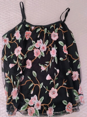 Floral top Shein like new, summer embroidered design