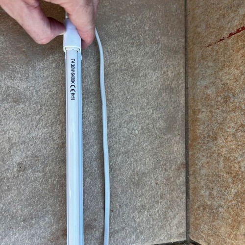 T4 30W 6400K light fixture with cable like new