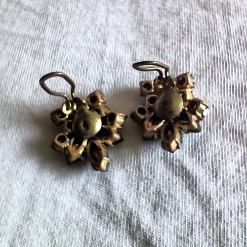 Vintage earrings used with emerald and white crystals from Czechia