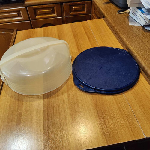 Transport container like new, plastic base with lid for cakes or tortes