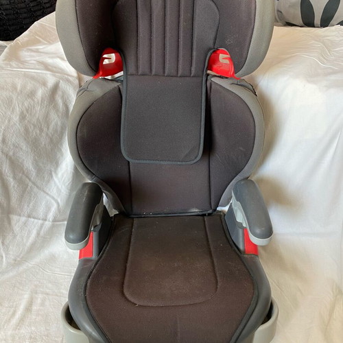 Graco children's car seat used with armrests and drink holders