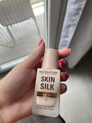 Makeup Revolution Skin Silk Luminous Serum Foundation F1