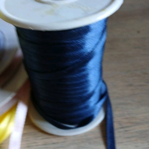 Pack of 8 vintage ribbons like new