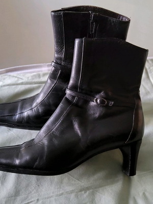 Boots used size 37 Made in Italia black with 5cm heel genuine leather