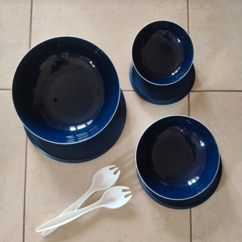 Tupperware bowl set with forks